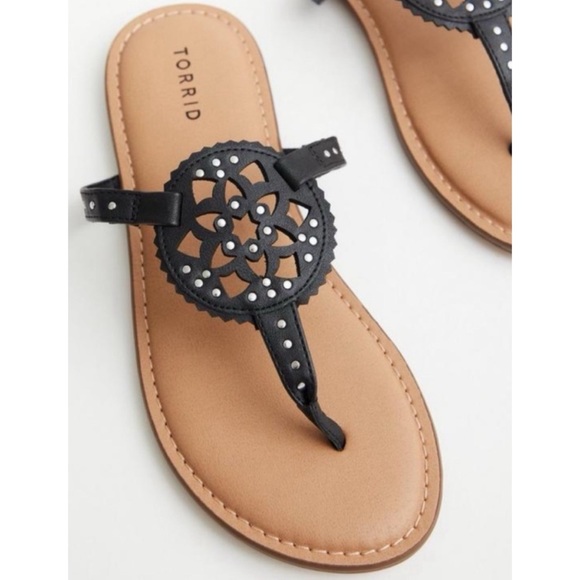 🆕 Black Medallion T Strap Sandal 8.5 Metallic  Wide Width NWT Torrid New! 8 1/2 - Picture 1 of 4